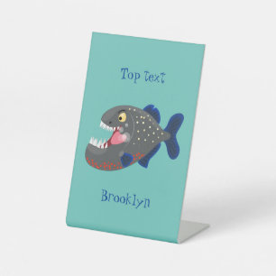 Hungrige lustige Piranha-Cartoon-Illustration Sockelschild