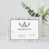 "Hunt is over" Rustic Wood Antler Wedding RSVP Einladung (Stehend Vorderseite)
