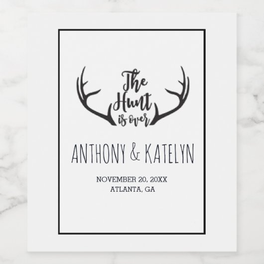 "Hunt is Over" Rustikale Antler Schwarz-weiße Hoch Weinetikett (Einzelnes Label)