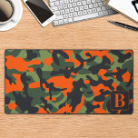 Hunter Camouflage Personalisiert Monogram Camoufla Schreibtischunterlage<br><div class="desc">Mit unserer Camouflage-Tischmatte können Sie eine Touch von militärisch inspiriert Stil in Ihr Zuhause-Büro oder Ihre Gaming-Einrichtung einfügen. Das Jägergrün, schwarz braun und blaz-orange Tarnmuster Design verleiht Ihrem Arbeitsbereich einen robusten und dennoch raffinierten Look. Diese extra große Maus-Pad ist das perfekte Bürozubehör, das eine glatte Oberfläche für Ihre Maus bietet...</div>