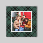 Hunter Green Tartan Kariertes Muster Weihnachts-Fo Leinwanddruck<br><div class="desc">Diese festliche karierte Weihnachtsmauer-Leinwand verfügt über einen eigenen Platz für Fotos mit quadratischem Charakter, gerahmt von einem klassischen und modernen Jäger / Pine grün und schwarz schottischen tartan karierten Hintergrund. Es besteht die Möglichkeit, die Farbe des grünen Hintergrunds zu ändern, um sich mit der Dekoration abzustimmen. Foto Tipp: schneiden Sie...</div>