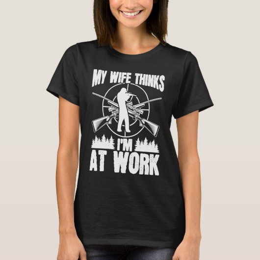 Hunter Wife thinks Im at work Deer Hunting Essenti T-Shirt (Vorderseite)