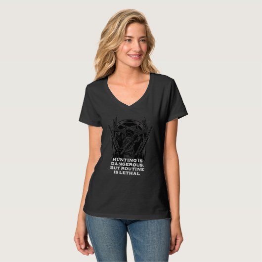 Hunting Risky Hunter Sarcastic T-Shirt (Vorderseite Vollansicht)