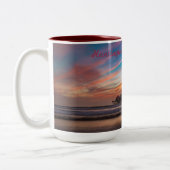 Huntington Beach Pier bei Sonnenuntergang Zweifarbige Tasse (Links)