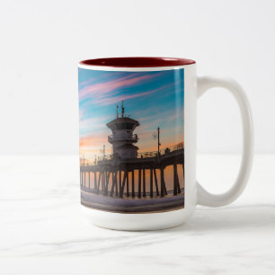 Huntington Beach Pier bei Sonnenuntergang Zweifarbige Tasse