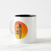"Huntington Beach Surfboards und Sonnenuntergänge" Zweifarbige Tasse (Vorderseite Links)