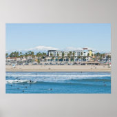 Huntington Beach und schneebedeckte Berge Poster (Vorne)