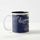 Hurrikan Dean nähert Yucatan Halbinsel Zweifarbige Tasse (Links)