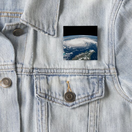Hurrikan Dorian über dem Atlantischen Ozean. Button (Beispiel)