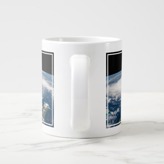 Hurrikan Dorian über dem Atlantischen Ozean. Jumbo-Tasse (Rückseite)