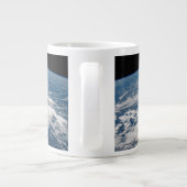 Hurrikan Dorian über dem Atlantischen Ozean. Jumbo-Tasse (Rückseite)