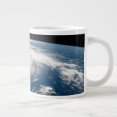 Hurrikan Dorian über dem Atlantischen Ozean. Jumbo-Tasse (Rechts)