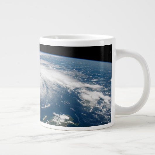 Hurrikan Dorian über dem Atlantischen Ozean. Jumbo-Tasse (Rechts)