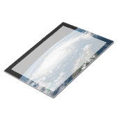 Hurrikan Dorian über dem Atlantischen Ozean. Notizblock (angewinkelt)