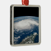 Hurrikan Dorian über dem Atlantischen Ozean. Ornament Aus Metall (Rechts)
