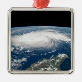 Hurrikan Dorian über dem Atlantischen Ozean. Ornament Aus Metall (Vorne)