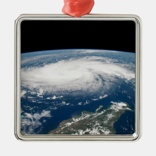 Hurrikan Dorian über dem Atlantischen Ozean. Ornament Aus Metall (Vorne)