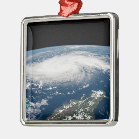 Hurrikan Dorian über dem Atlantischen Ozean. Ornament Aus Metall (Links)