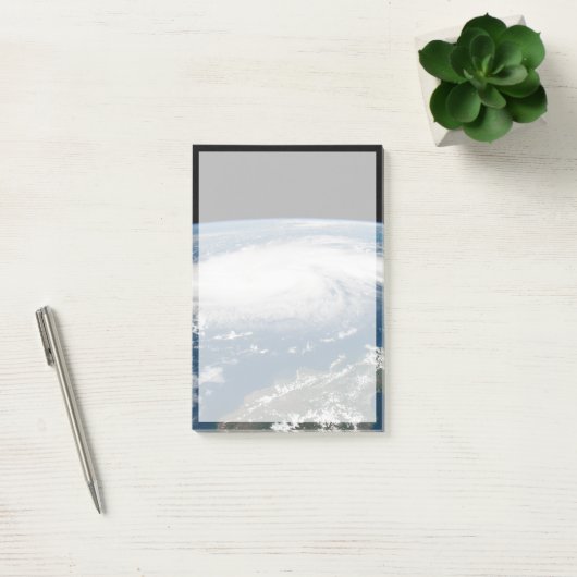 Hurrikan Dorian über dem Atlantischen Ozean. Post-it Klebezettel (Büro)