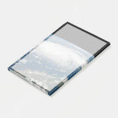 Hurrikan Dorian über dem Atlantischen Ozean. Post-it Klebezettel (angewinkelt)