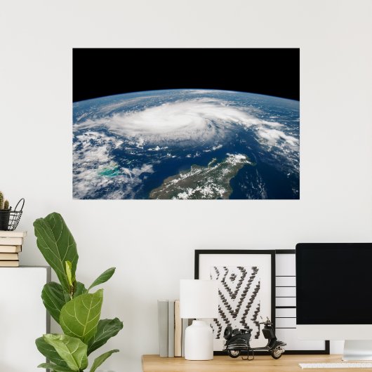 Hurrikan Dorian über dem Atlantischen Ozean. Poster (Heimbüro)