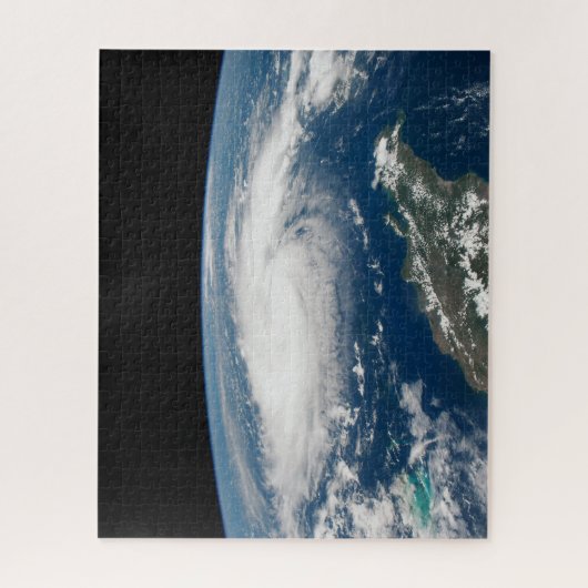 Hurrikan Dorian über dem Atlantischen Ozean. Puzzle (Vertikal)