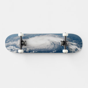 Hurrikan Dorian über dem Atlantischen Ozean. Skateboard