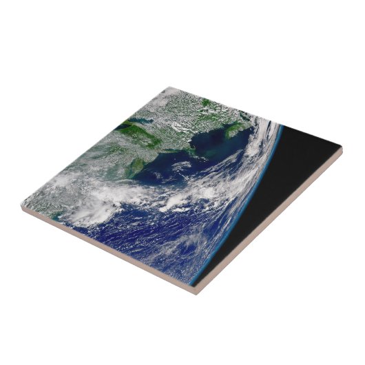 Hurrikan Frances auf einer teilweisen Erde. Fliese (Seite)