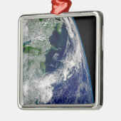 Hurrikan Frances auf einer teilweisen Erde. Ornament Aus Metall (Links)