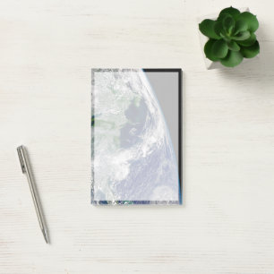 Hurrikan Frances auf einer teilweisen Erde. Post-it Klebezettel