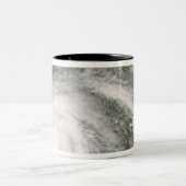 Hurrikan Gustav über Louisiana Zweifarbige Tasse (Mittel)