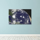 Hurrikan Irene bewegt sich durch die Bahamas. Leinwanddruck (Insitu (Holzboden))