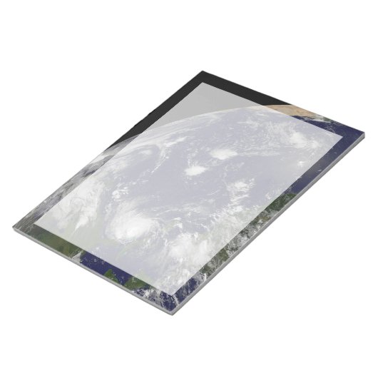 Hurrikan Irene bewegt sich durch die Bahamas. Notizblock (angewinkelt)