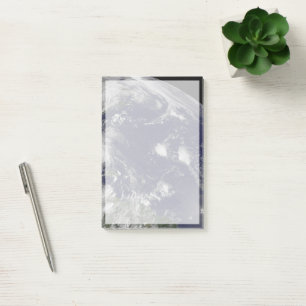 Hurrikan Irene bewegt sich durch die Bahamas. Post-it Klebezettel