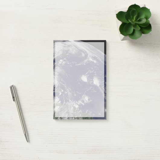 Hurrikan Irene bewegt sich durch die Bahamas. Post-it Klebezettel (Büro)