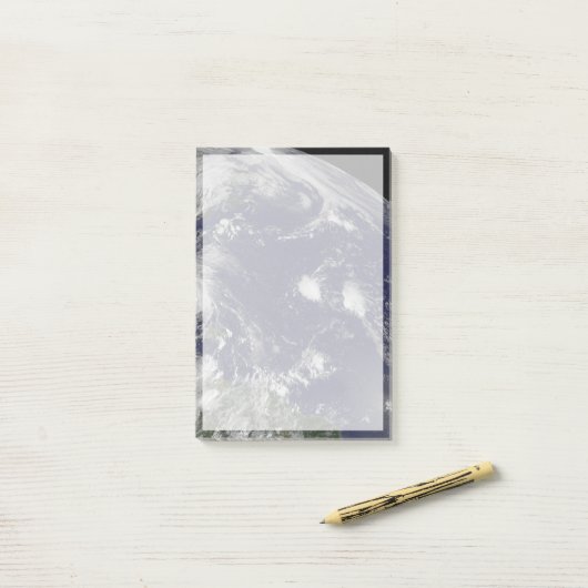 Hurrikan Irene bewegt sich durch die Bahamas. Post-it Klebezettel (Auf Schreibtisch)