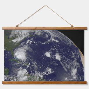 Hurrikan Irene bewegt sich durch die Bahamas. Wandteppich Mit Holzrahmen