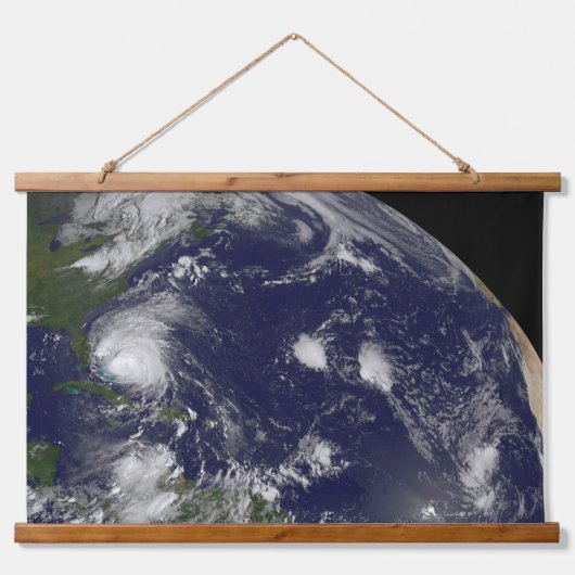 Hurrikan Irene bewegt sich durch die Bahamas. Wandteppich Mit Holzrahmen (Vorne)