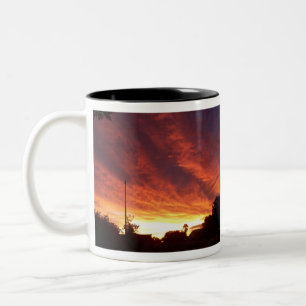 Hurrikan kommt bei Sonnenuntergang Zweifarbige Tasse