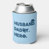 Husband. Daddy. Hero. Retro Graphic Dosenkühler (Kanne Rückseite)
