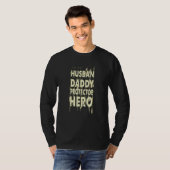 Husband Daddy Protector Hero American Flag T-Shirt (Vorne ganz)