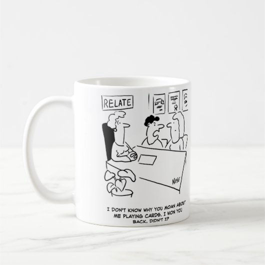 Husband gewinnt Ehefrau zurück und spielt Karten Kaffeetasse (Links)