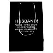 Husband Hubby Quote Funny Husband Mittlere Geschenktüte (Rückseite)