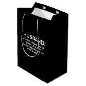 Husband Hubby Quote Funny Husband Mittlere Geschenktüte (Rückseite Schrägansicht)