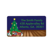 Huskies, die unter der Weihnachtsbaumkarte spielen Adressaufkleber (Vorne)