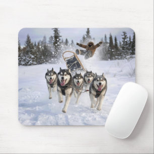 Husky außer Kontrolle ziehen einen Schlitten Mousepad