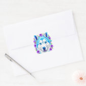 Husky Hund mit blauen Augen und Blume Quadratischer Aufkleber (Umschlag)