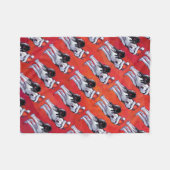 Husky in Weihnachtsmannmütze auf Rot Fleecedecke (Vorderseite (Horizontal))