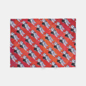 Husky in Weihnachtsmannmütze auf Rot Fleecedecke (Vorderseite (Horizontal))