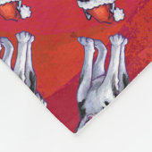 Husky in Weihnachtsmannmütze auf Rot Fleecedecke (Ecke)
